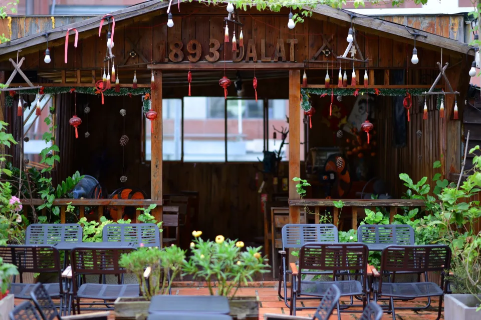 Sân trước thoáng mát